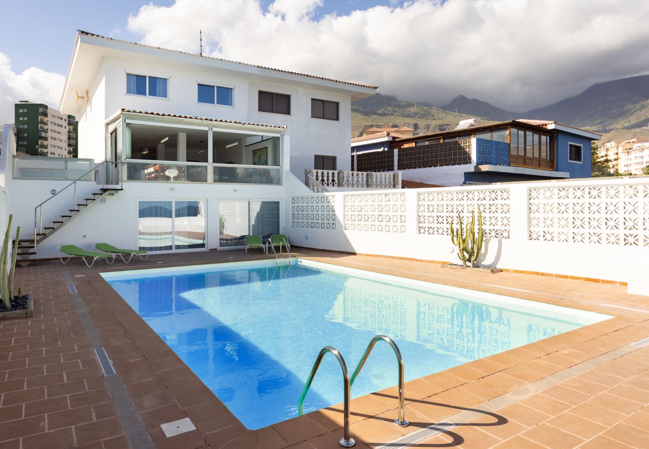 Casa en Candelaria - Home2Book Stunning Sea Views House, Private Pool
